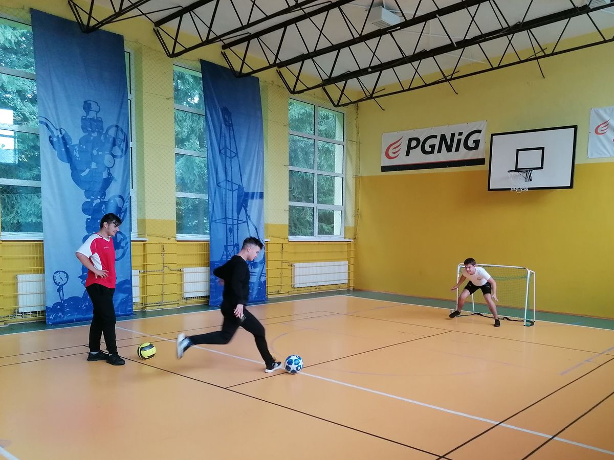 Fot. 2 WAKACJE NA SPORTOWO W 9 9 HUFIEC PRACY KROSNO