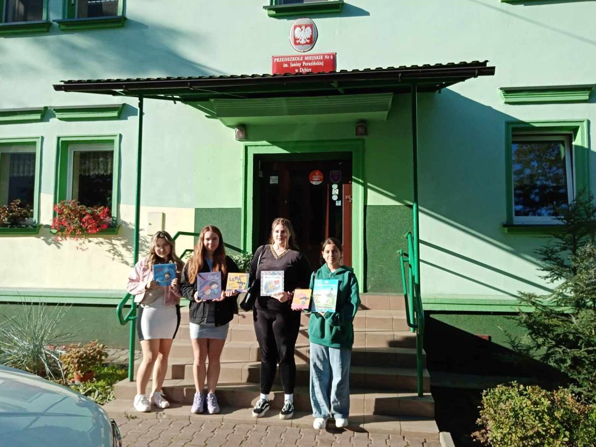 OGÓŁNOPOLSKI DZIEŃ GŁOŚNEGO CZYTANIA W DĘBICY 1