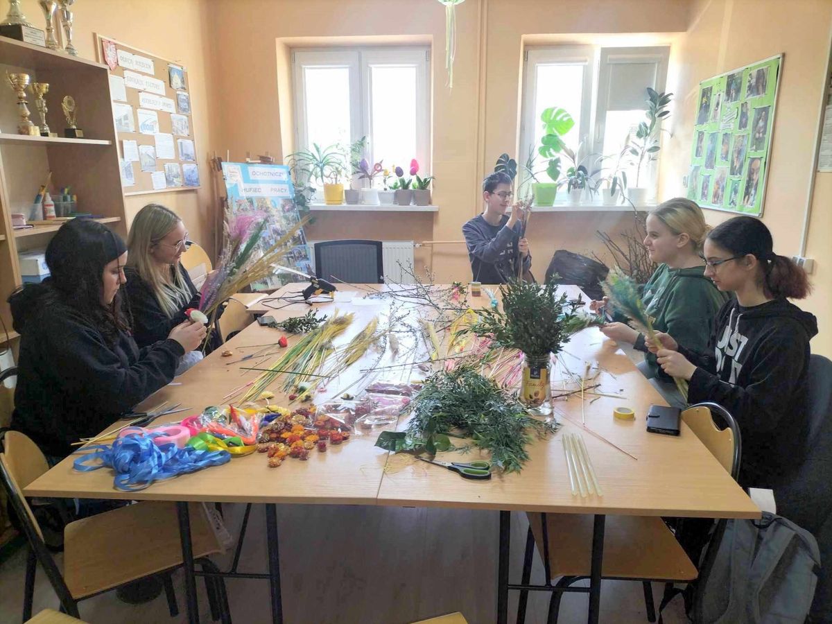Wielkanocne palmy w dębickim Hufcu 7