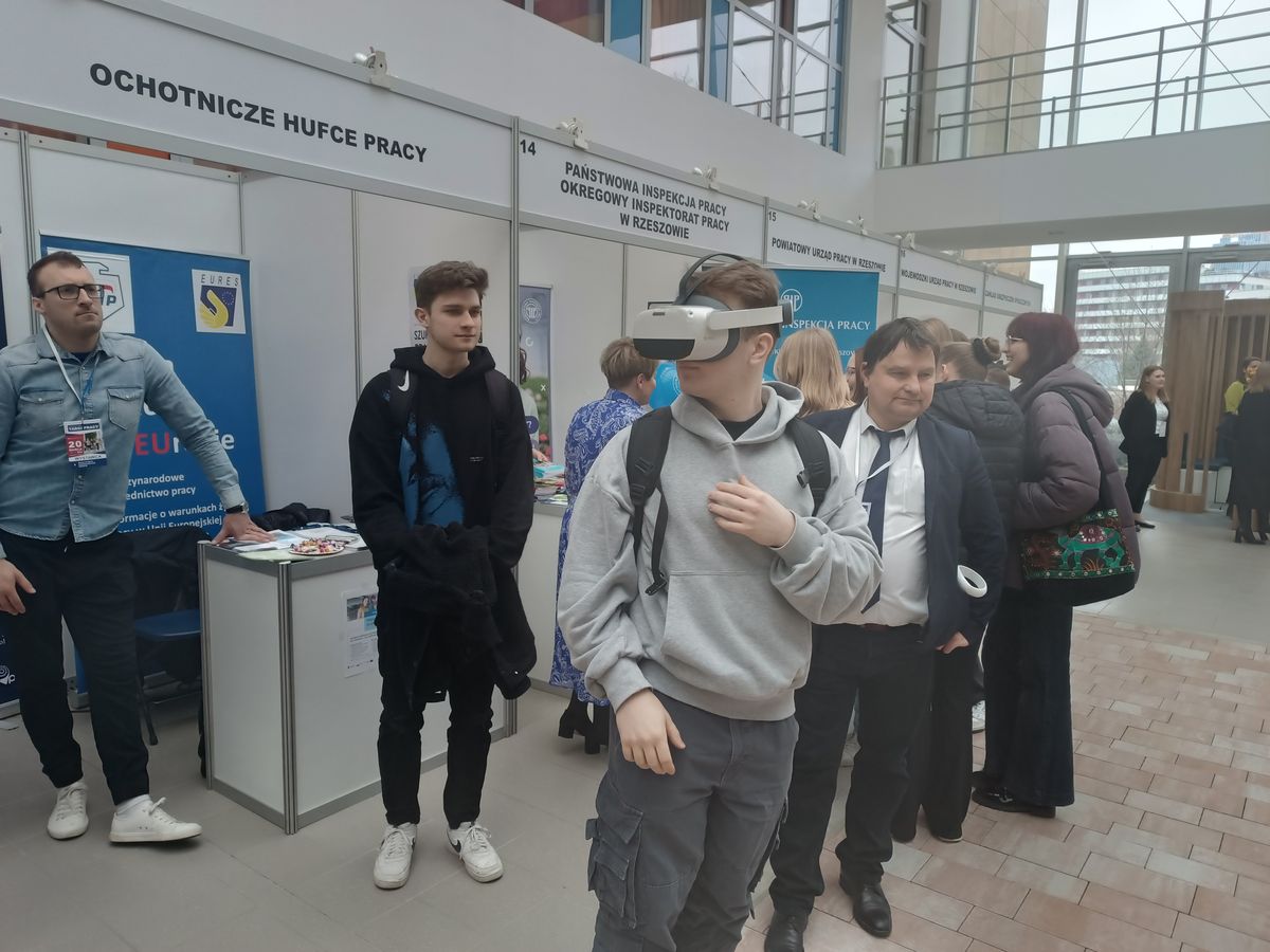FOT.1 UNIWERSYTECKIE TARGI PRACY W RZESZOWIE