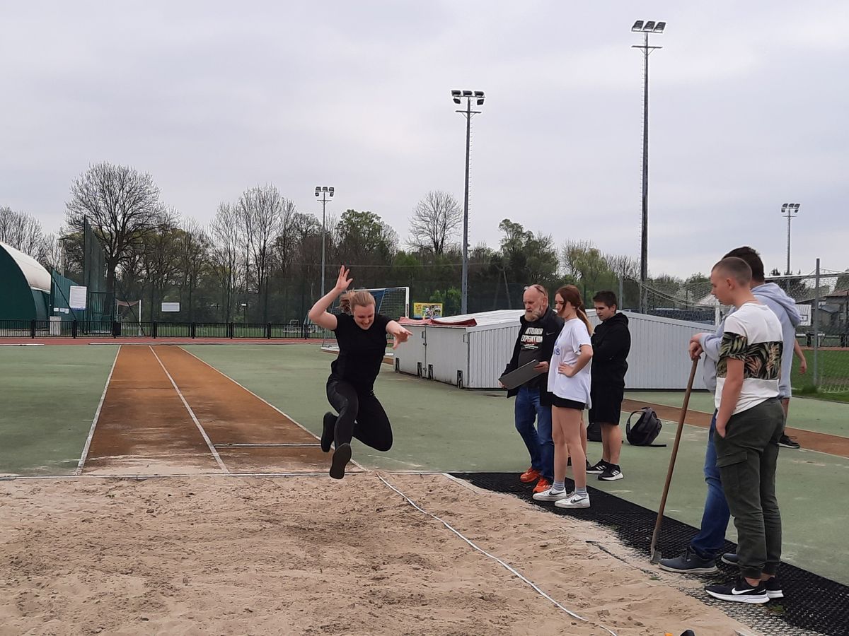 LOKALNE ZAWODY LEKKOATLETYCZNE W 9 10 HP DK 4