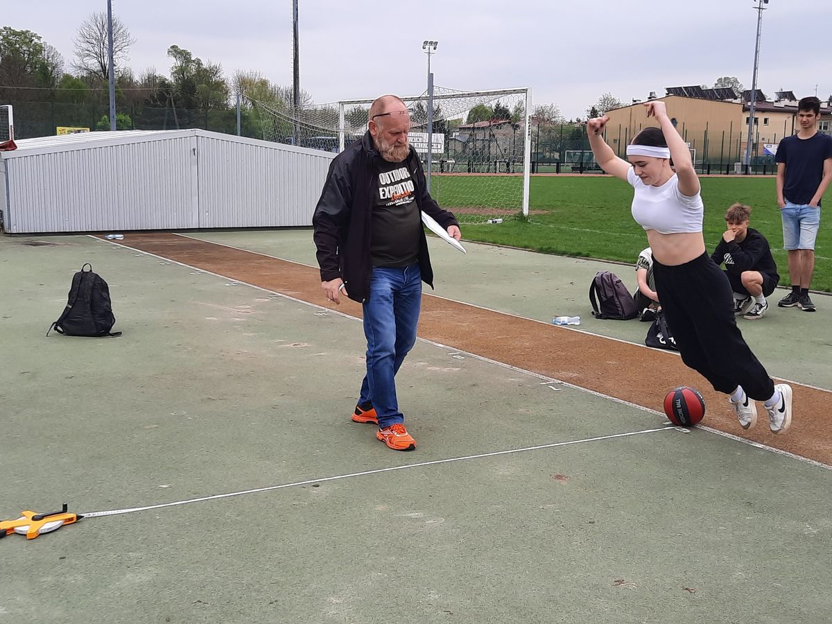 LOKALNE ZAWODY LEKKOATLETYCZNE W 9 10 HP DK 5