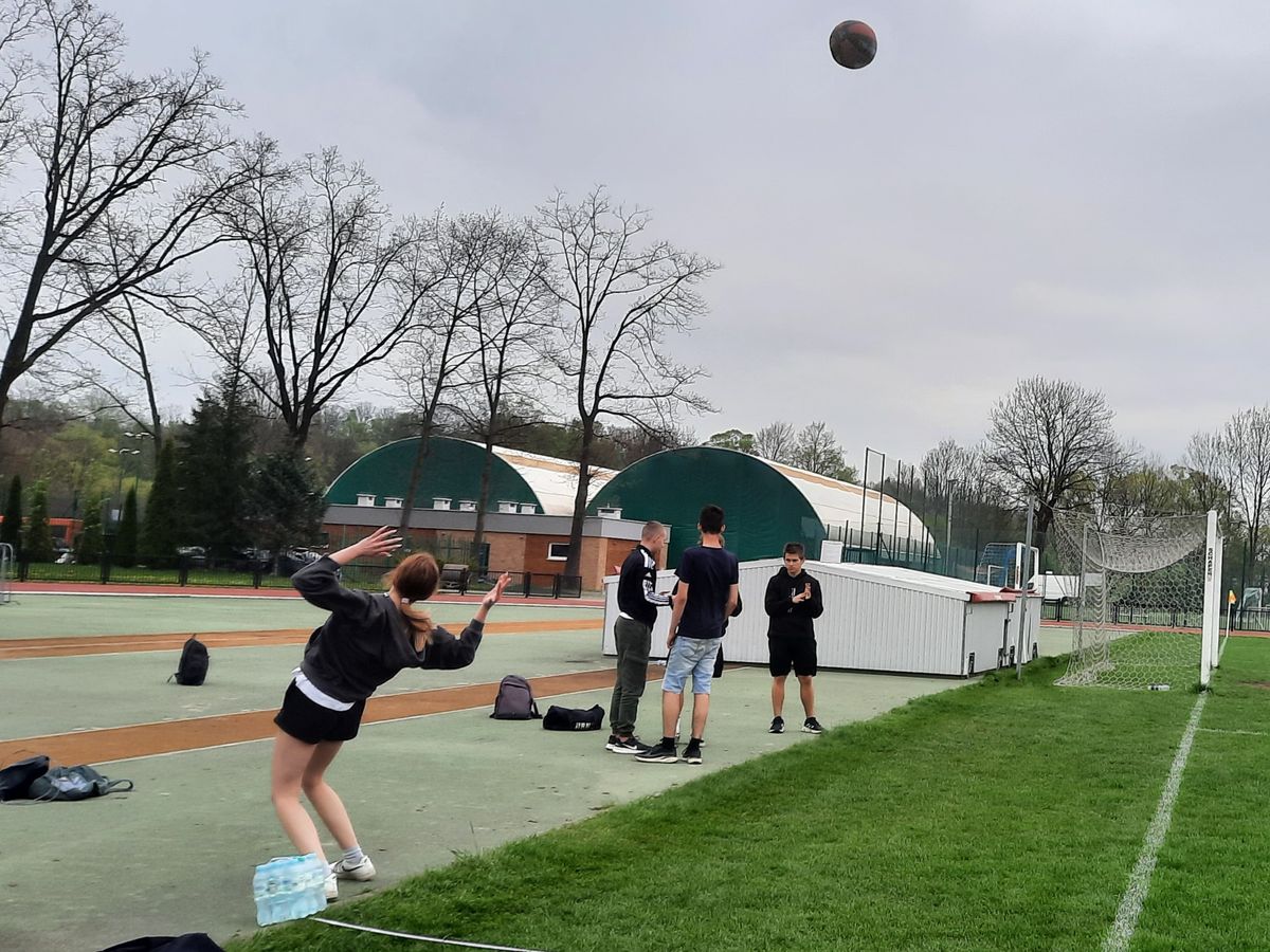 LOKALNE ZAWODY LEKKOATLETYCZNE W 9 10 HP DK 6