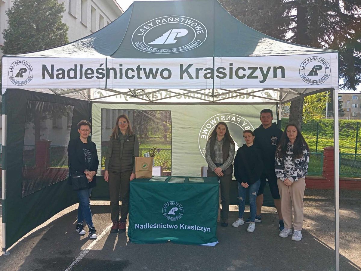 MIĘDZYNARODOWY DZIEŃ ZIEMI ORAZ OGÓLNOPOLSKA AKCJA SADZIMY W PRZEMYSKIM 9 13 HUFCU PRACY 2