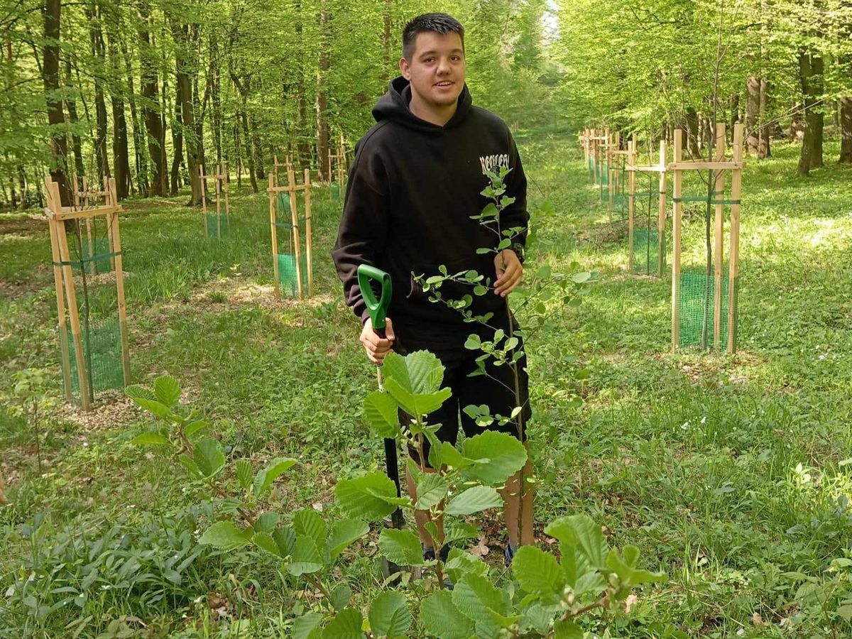 MIĘDZYNARODOWY DZIEŃ ZIEMI ORAZ OGÓLNOPOLSKA AKCJA SADZIMY W PRZEMYSKIM 9 13 HUFCU PRACY 7