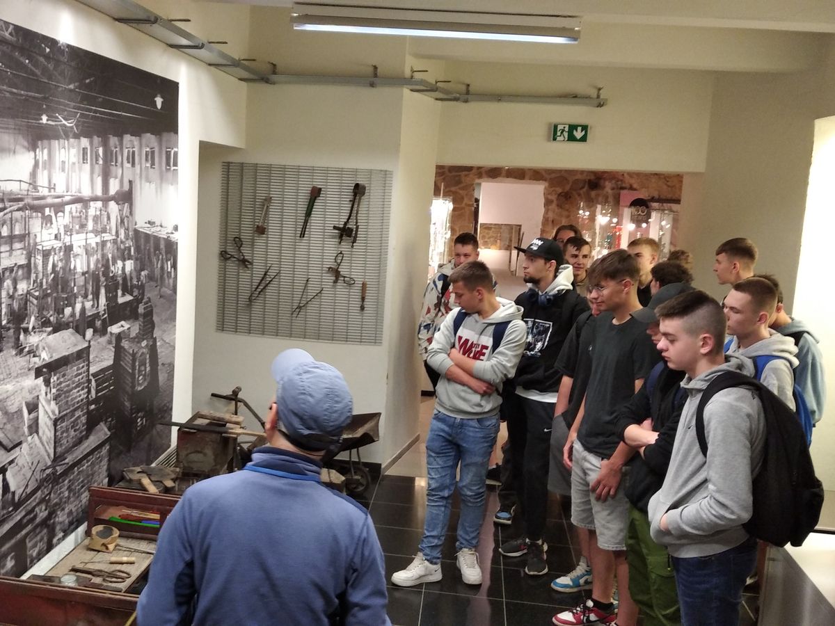 UCZESTNICY 9 9 HUFCA PRACY KROSNO POZNAJĄ HISTORIĘ KROSNA 2