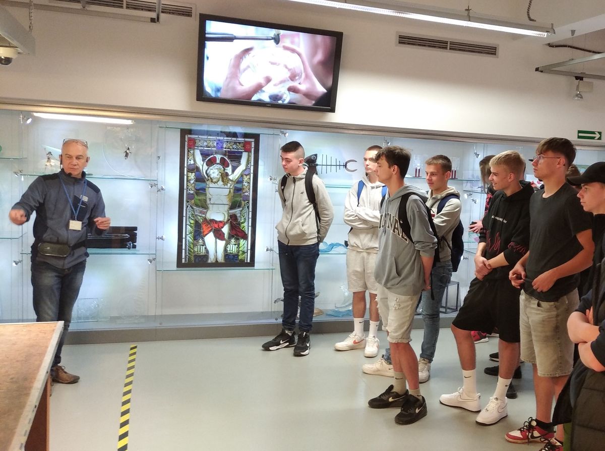 UCZESTNICY 9 9 HUFCA PRACY KROSNO POZNAJĄ HISTORIĘ KROSNA 4