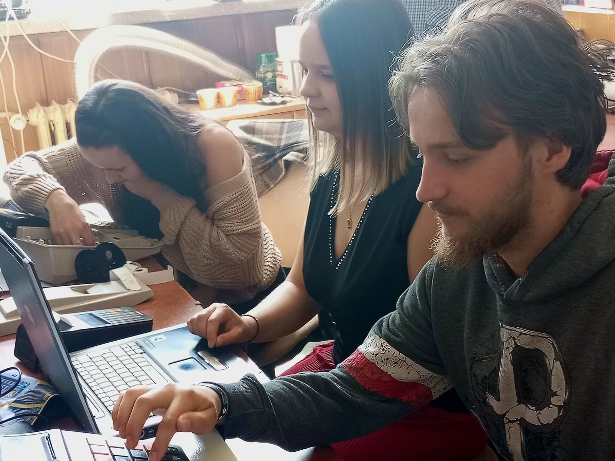 Sprzedawca z obsługą kasy fiskalnej i terminala płatniczego oraz sklepu internetowego 2