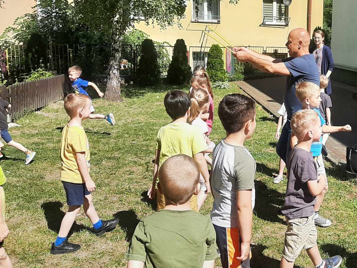 Czytanie bajek i zabawa z przedszkolakami w Dębicy 11