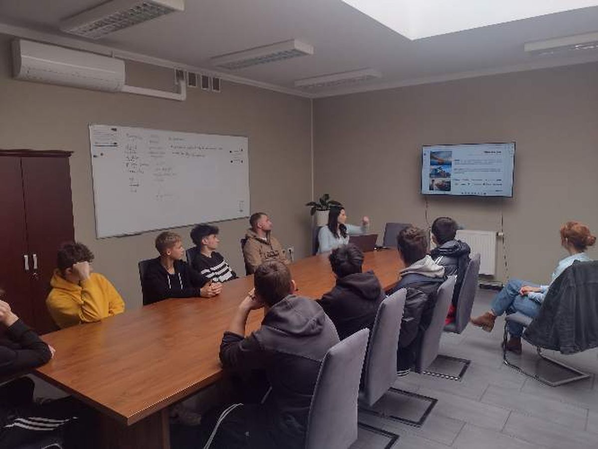 UCZESTNICY HUFCA PRACY 9 17 NA WIZYCIE STUDYJNEJ W FIRMIE WOBI STAL 3