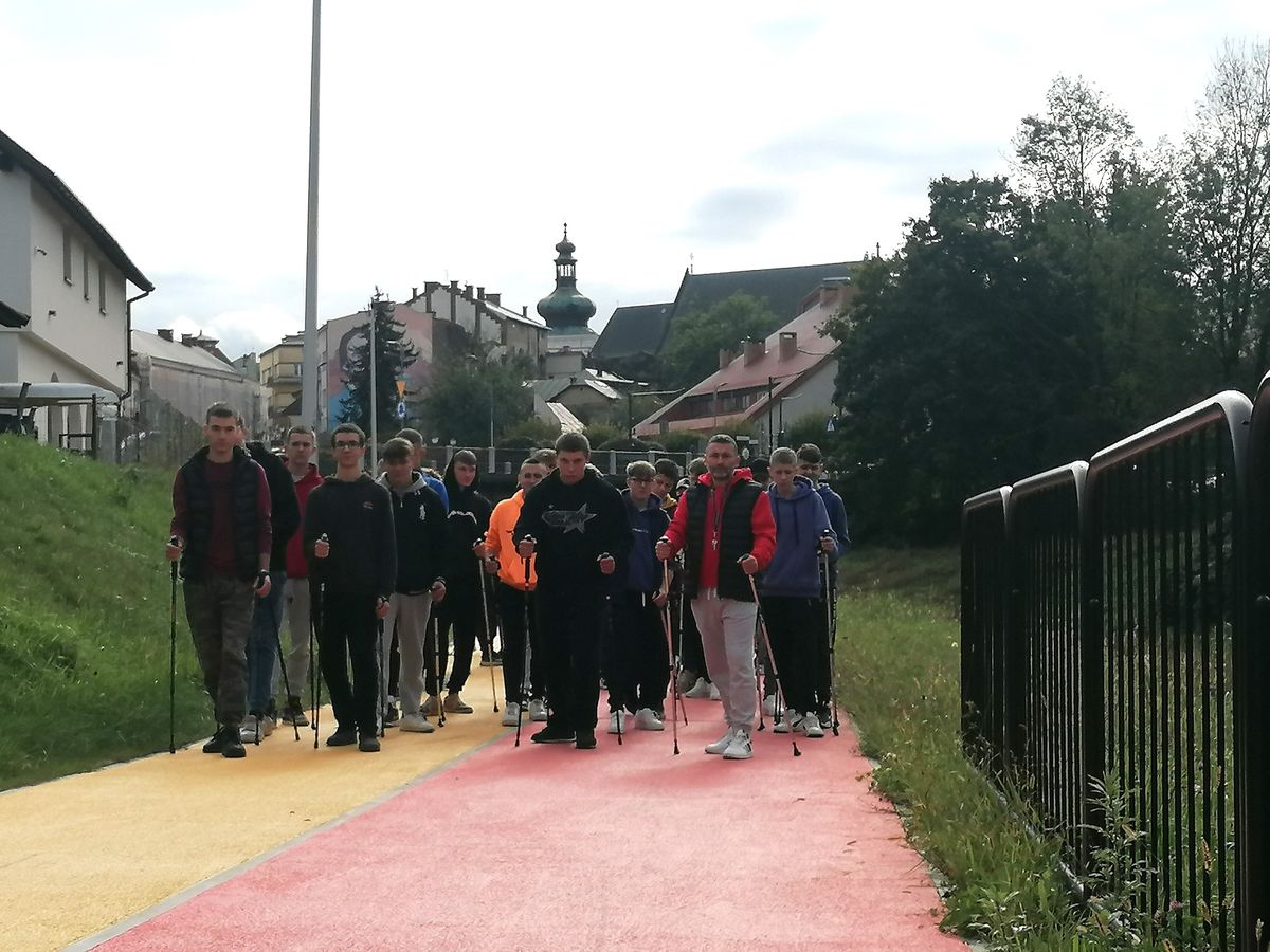 FOT. 2 MARSZ NORDIC WALKING W 9 9 HUFCU PRACY KROSNO