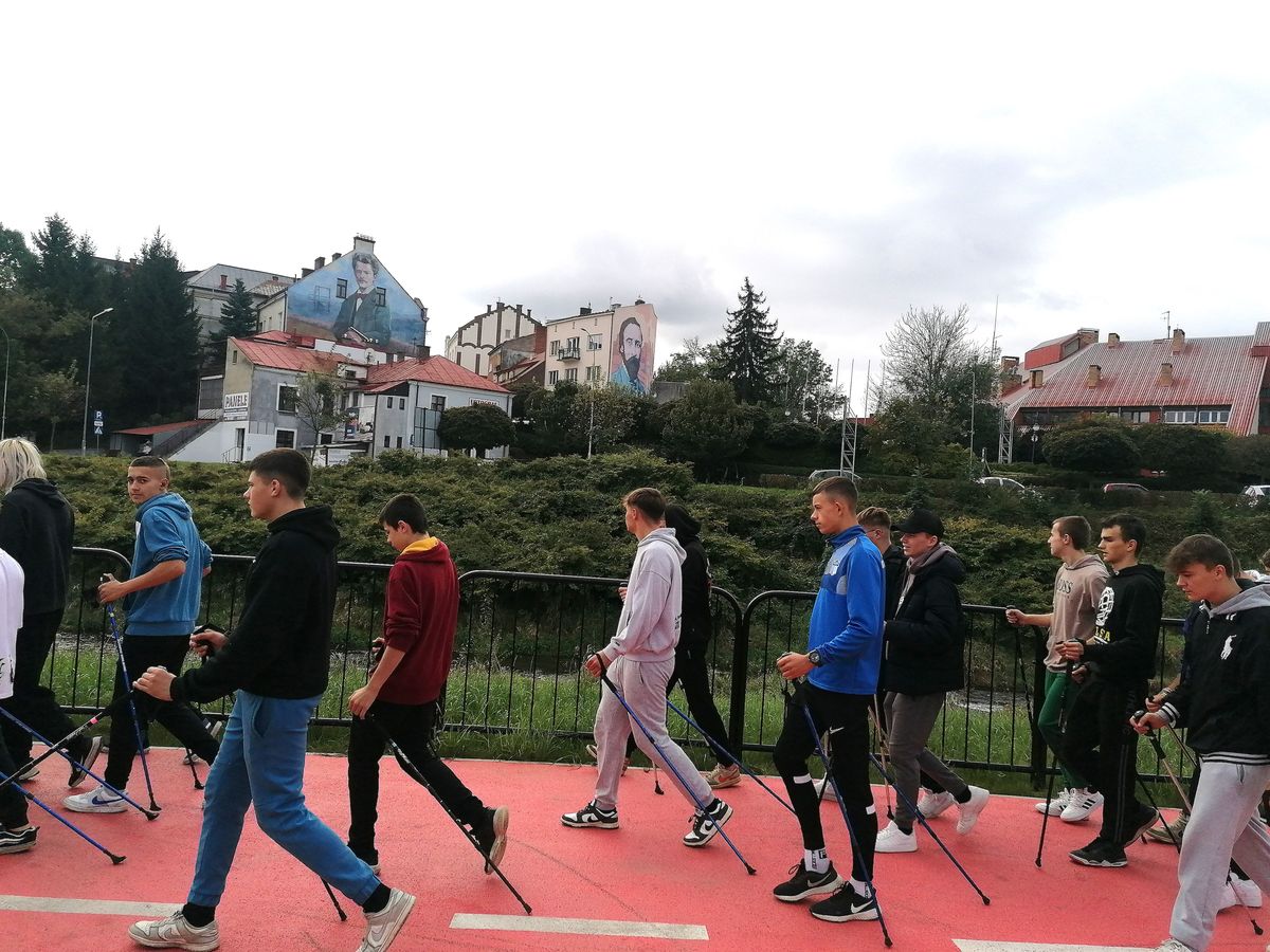 FOT. 3 MARSZ NORDIC WALKING W 9 9 HUFCU PRACY KROSNO
