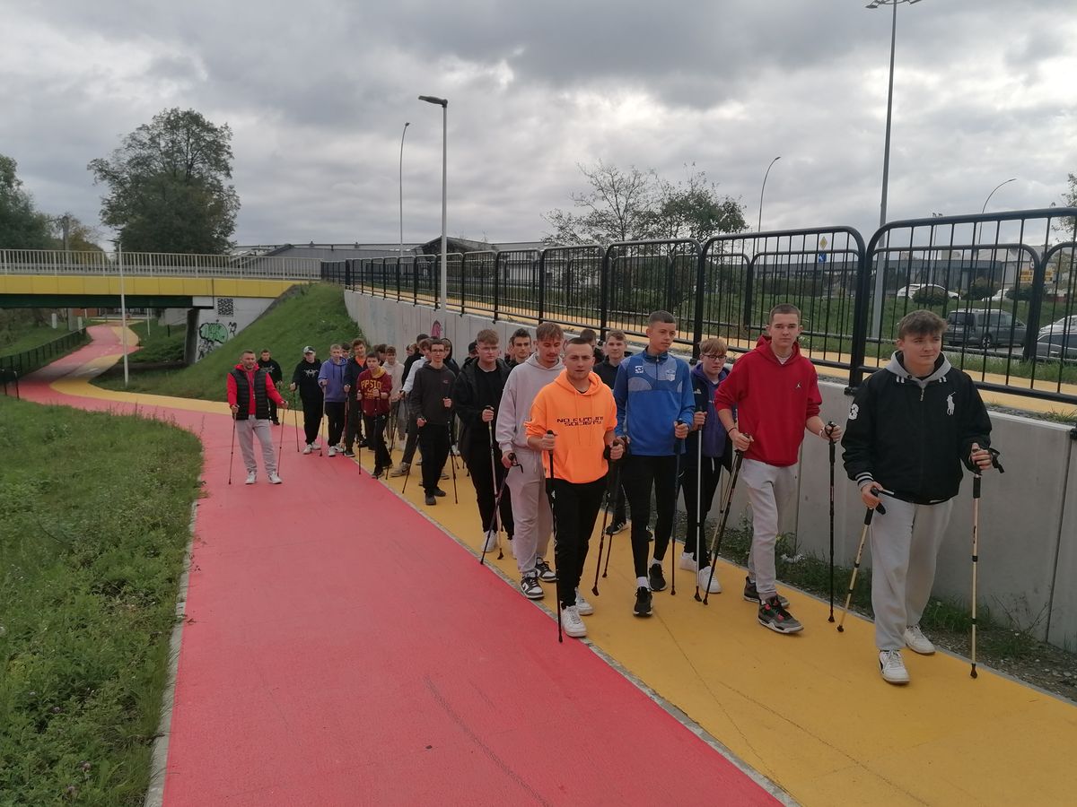 FOT. 4 MARSZ NORDIC WALKING W 9 9 HUFCU PRACY KROSNO