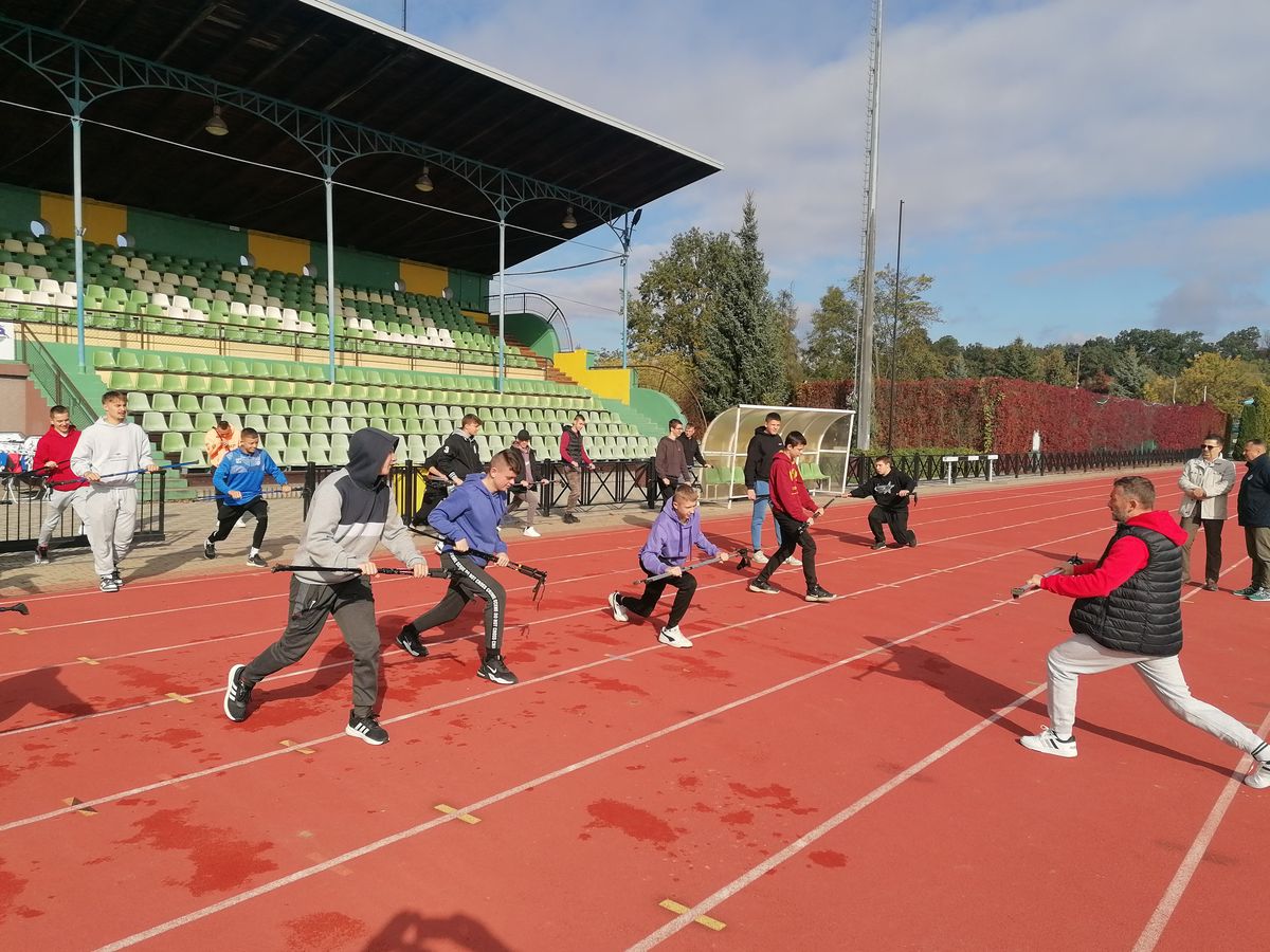 FOT. 5 MARSZ NORDIC WALKING W 9 9 HUFCU PRACY KROSNO