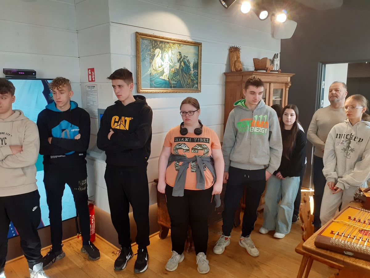 UCZESTNICY ODWIEDZILI KROŚNIEŃSKIE ETNOCENTRUM 7