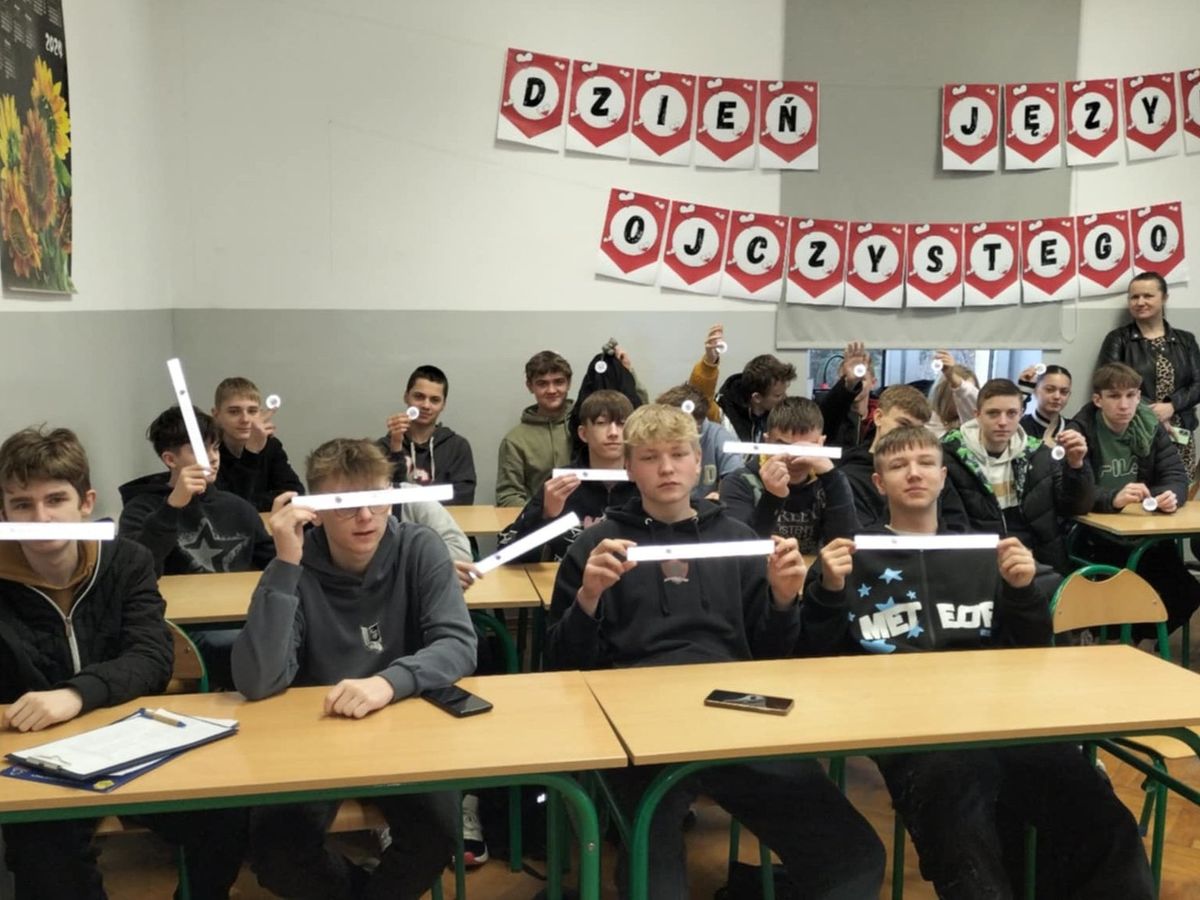 BEZPIECZNI NA FERIACH I WIDOCZNIWMROKU UCZESTNICY DĘBICKIEGO HUFCA 5