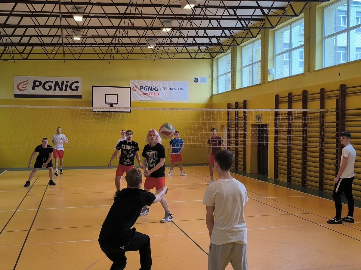 ROZGRYWKI W PIŁKĘ SIATKOWĄ W 9 9 HUFCU PRACY KROSNO 2