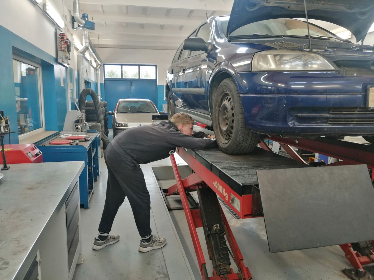 Sprawny w zawodzie mechanik pojazdów samochodowych w jarosławskim Hufcu Pracy 1