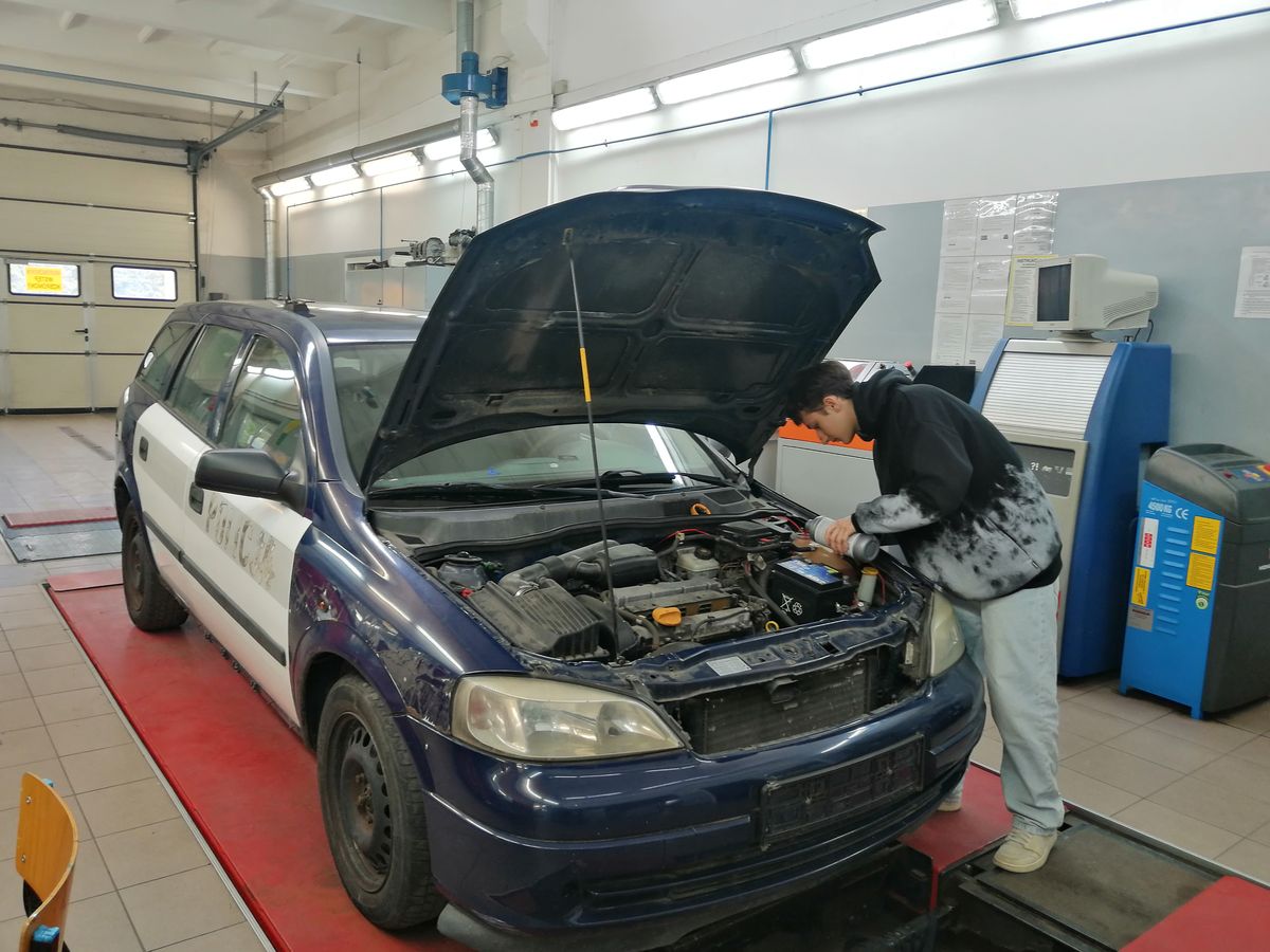 Sprawny w zawodzie mechanik pojazdów samochodowych w jarosławskim Hufcu Pracy 2