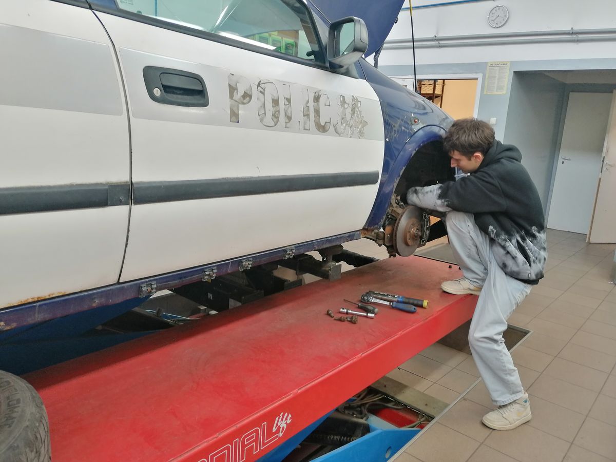 Sprawny w zawodzie mechanik pojazdów samochodowych w jarosławskim Hufcu Pracy 4