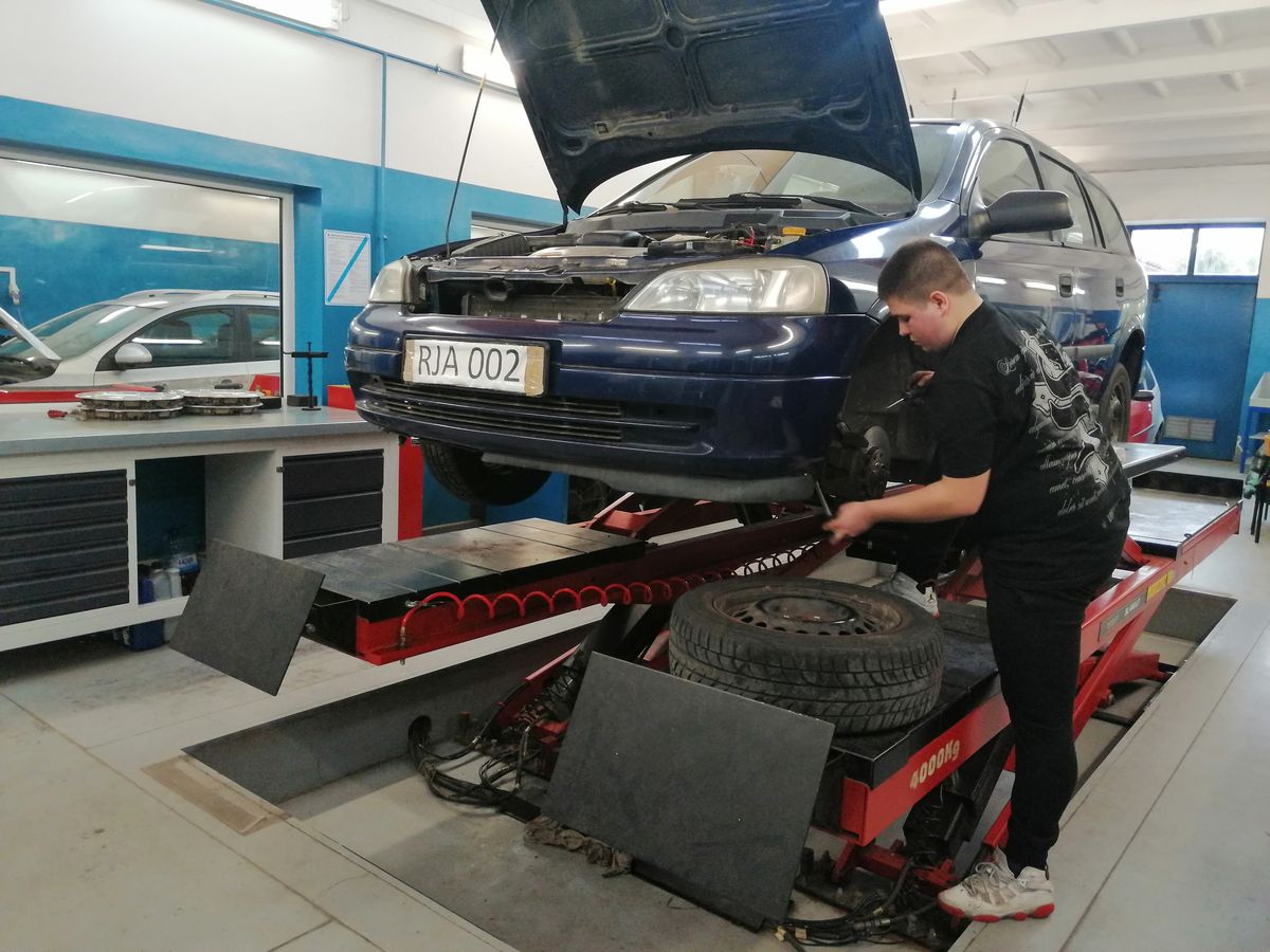 Sprawny w zawodzie mechanik pojazdów samochodowych w jarosławskim Hufcu Pracy 6
