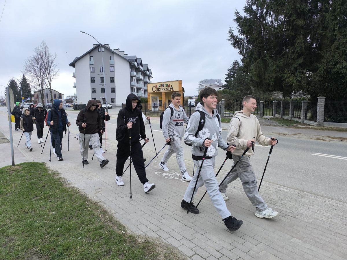 Zajęcia Nordic Walking w 9 9 Hufcu Pracy Krosno 1