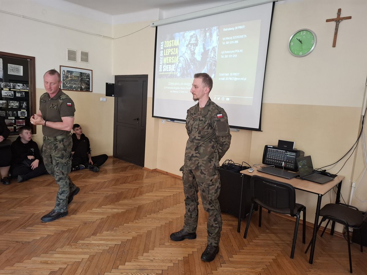 Spotkanie uczestników jarosławskiego Hufca Pracy z żołnierzami WOT 4