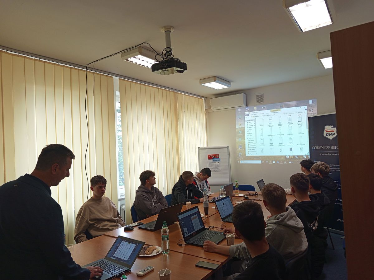 Kompetencje cyfrowe na start warsztaty dla młodzieży w CEiPM w Krośnie 2