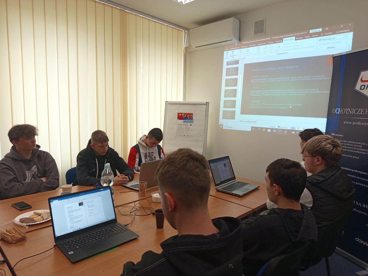 Kompetencje cyfrowe na start warsztaty dla młodzieży w CEiPM w Krośnie 3