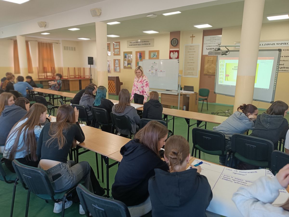 PRACA CZY STUDIA PRACOWNICY MCK W STALOWEJ WOLI NA ZAJĘCIACH Z MŁODZIEŻĄ 3