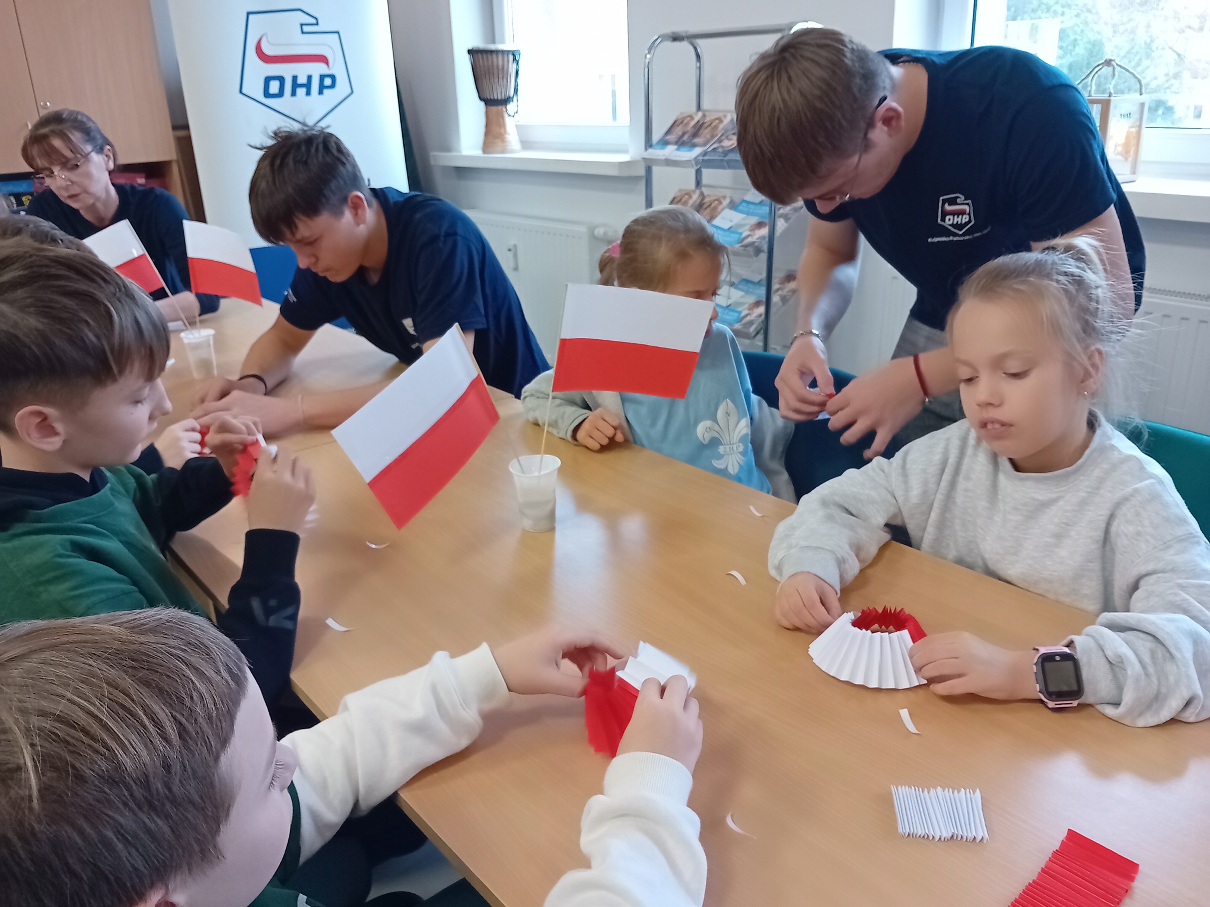 przygotowaniadodnianiepodległościhufiecpracyinowrocławlistopad4.jpg