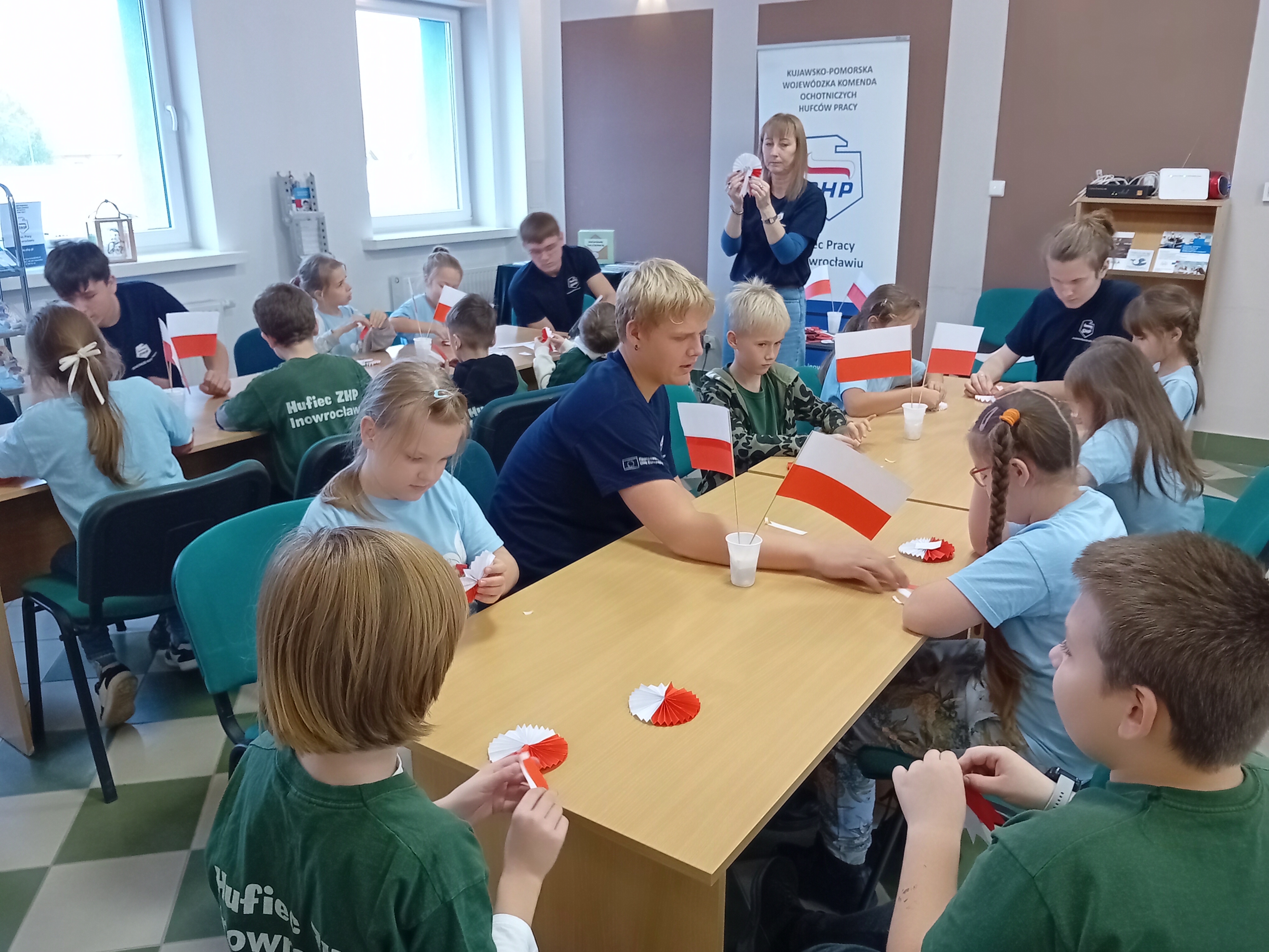 przygotowaniadodnianiepodległościhufiecpracyinowrocławlistopad5.jpg