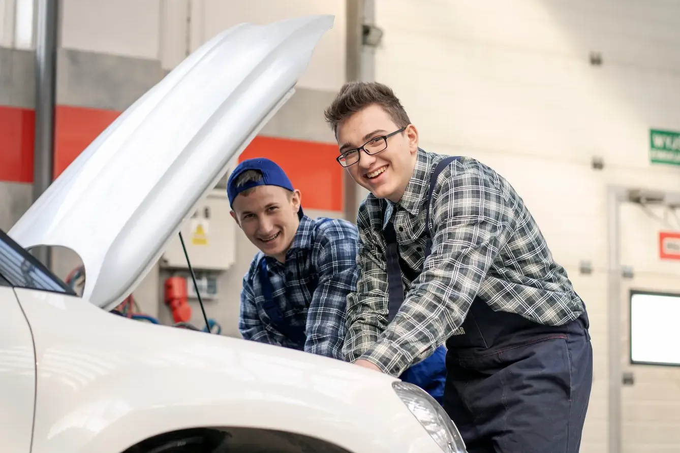 Mechanicy pracują nad samochodem w ramach OHP