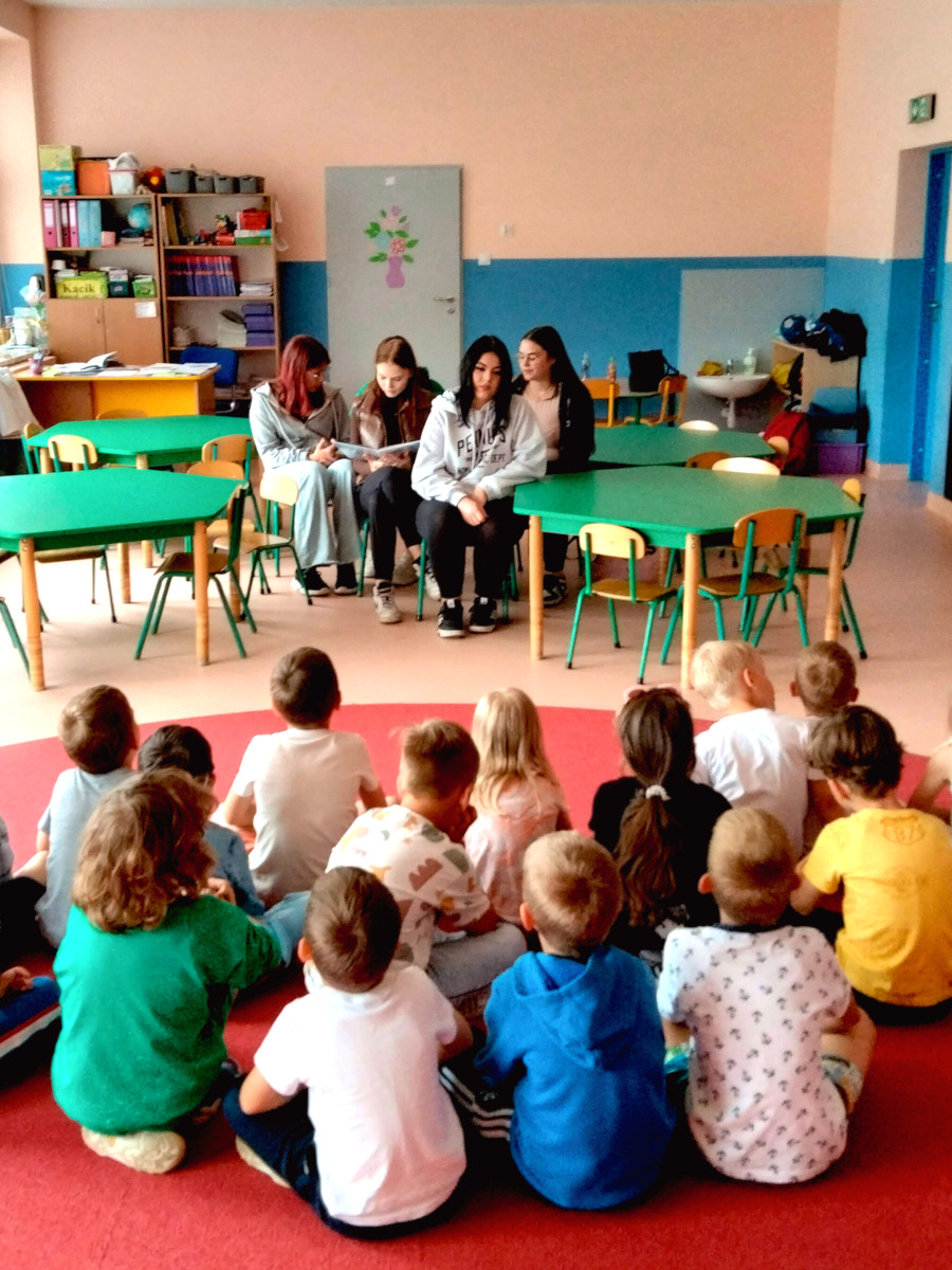 Kolno: Czytanie bajek Aleksandra Fredry w przedszkolu