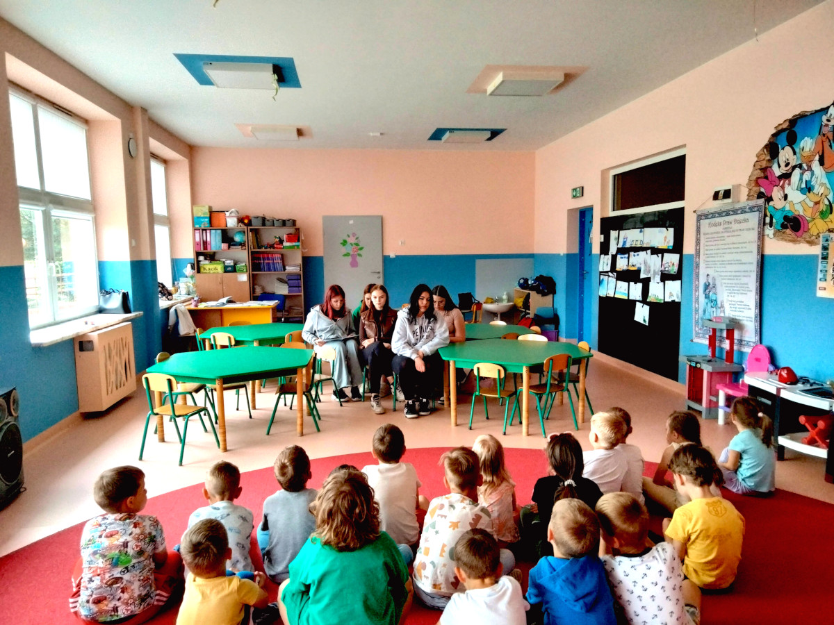 Kolno: Czytanie bajek Aleksandra Fredry w przedszkolu