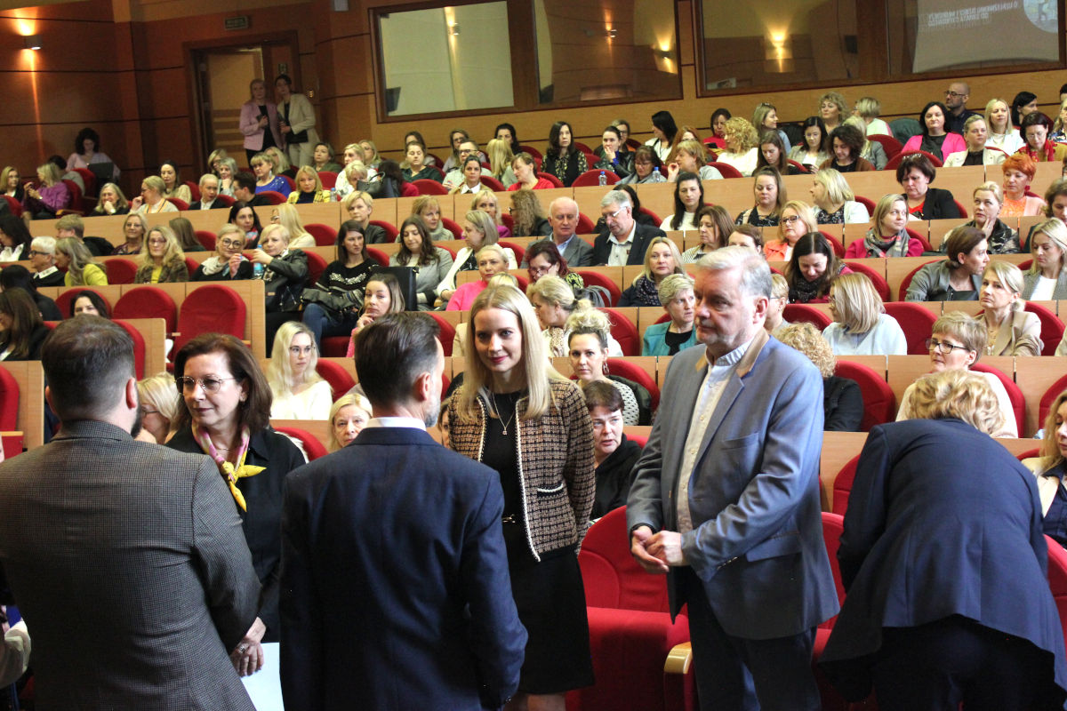 Białystok: Konferencja pt. „Followersi - zniewoleni czy wolni?”