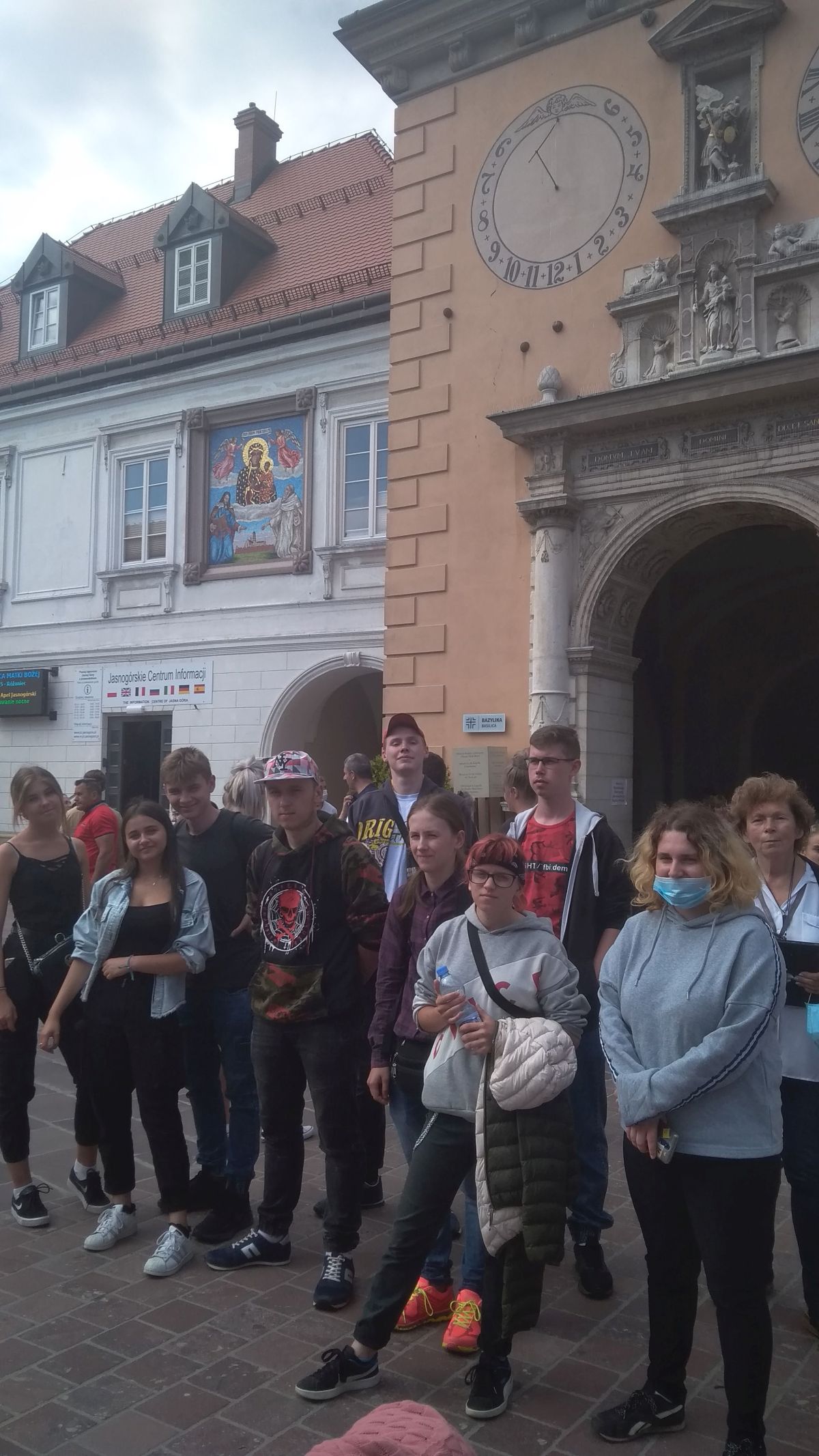 1. Młodzież pod Kaplicą Cudownego Obrazu na Jasnej Górze ostatnim przystanku Wakacji z OHP