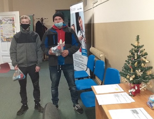 Uczestnicy odbierają prezenty 3a