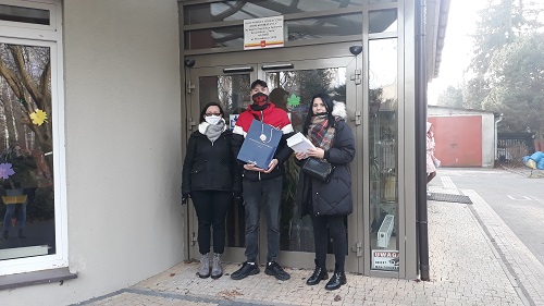 Zdjęcie nr 1 Uczestnicy przed wejściem Domu Kombatanta