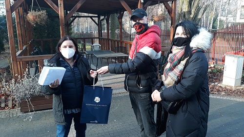 Zdjęcie nr 3 Uczestnicy wręczają kartki i upominki dyrektorowi placówki