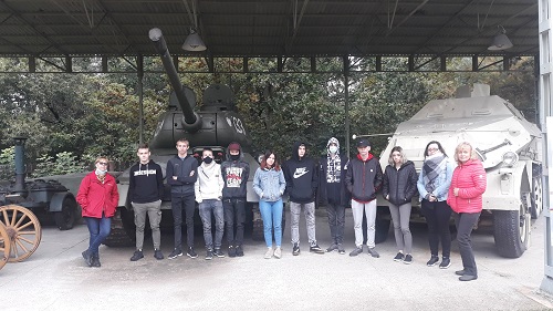 Zdjęcie 2. Uczestnicy wycieczki przy Lufciku