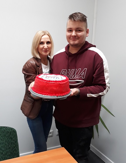 Zdjęcie nr 3. Komendant 5 16 HP pani Jolanta Pietrzak Absolwent Patryk i jego pyszne dziełoa