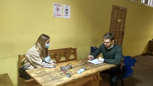 Uczestniczka w trakcie rozmowy z pośrednikiem pracy