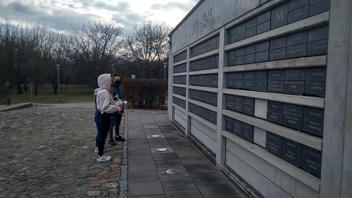 Uczestnicy składający kwiaty pod Pomnikiem Polaków Ratujących Żydów w Parku Ocalałych