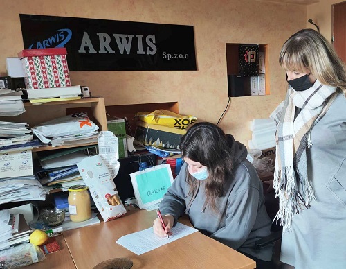 3. Doradca zawodowy MCK Zduńska Wola z uczestniczką HP w Firmie ARWIS w Poddębicach