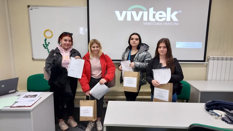 Uczestniczki szkolenia z zaświadczeniami i gadżetami 1