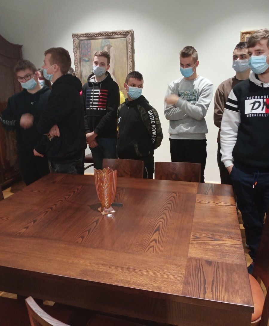 Zdjęcie nr 2 Uczestnicy zwiedzający wystawę