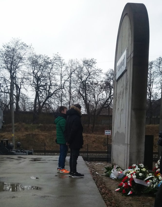 Uczestnicy w trakcie oddawania hołdu ofiarom Holokaustu