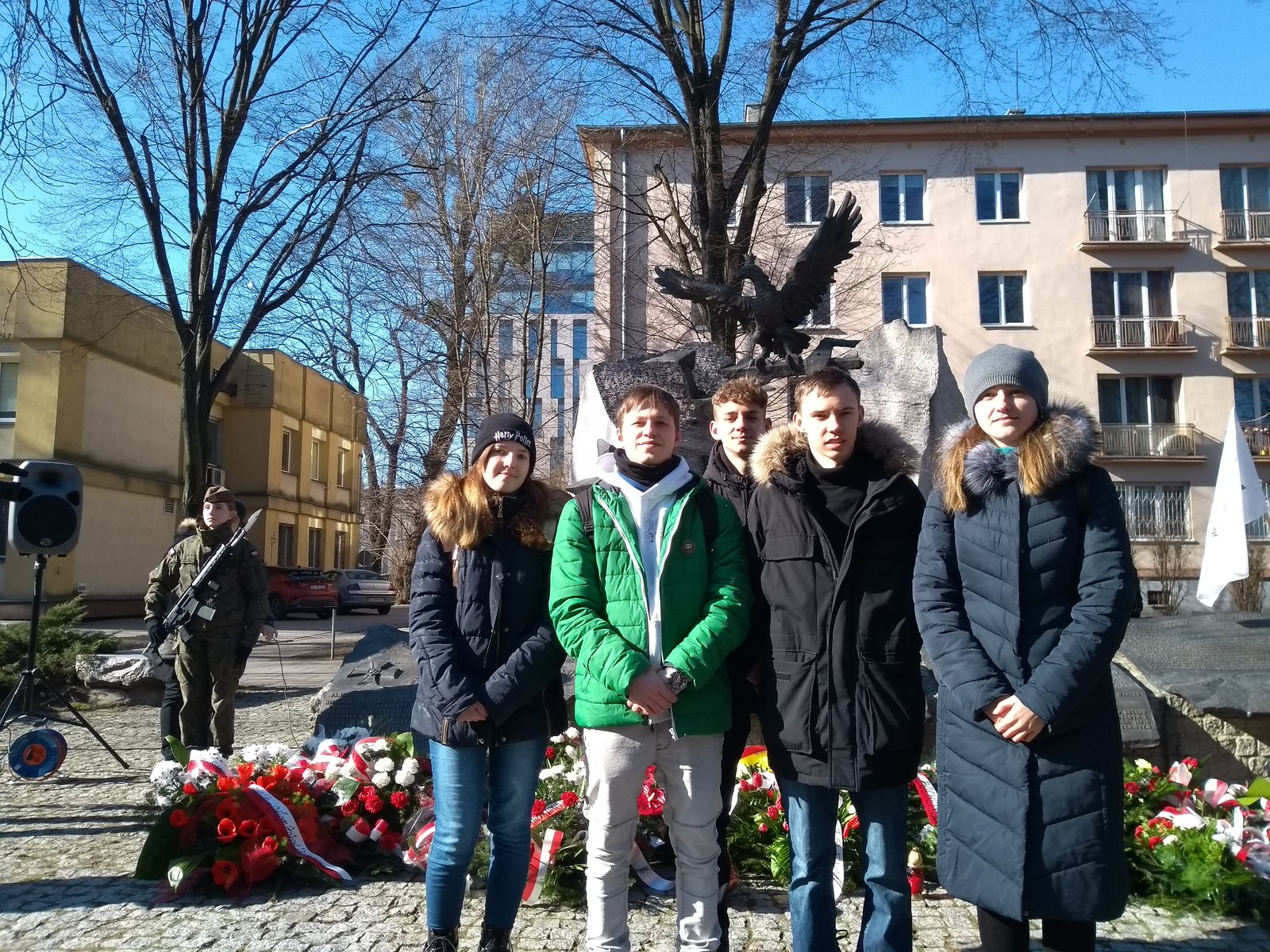 Reprezentacja młodzieży pod Pomnikiem Ofiar Komunizmu
