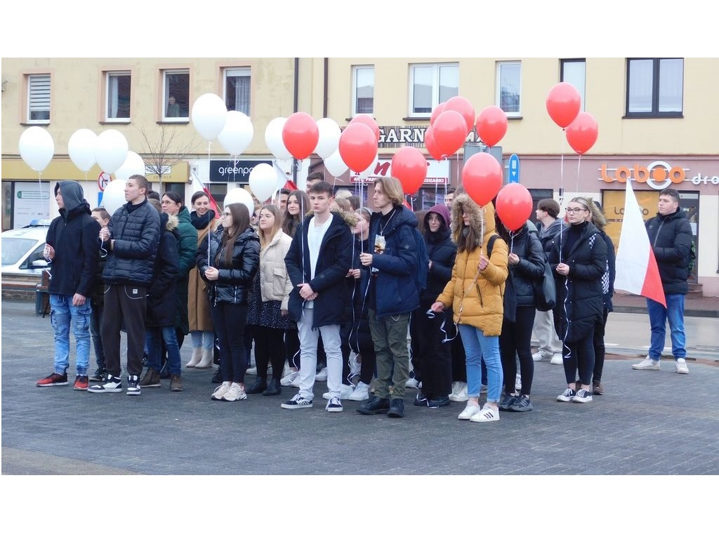 Uczestnicy HP w Wieluniu podczas manifestacji na placu legionów 002